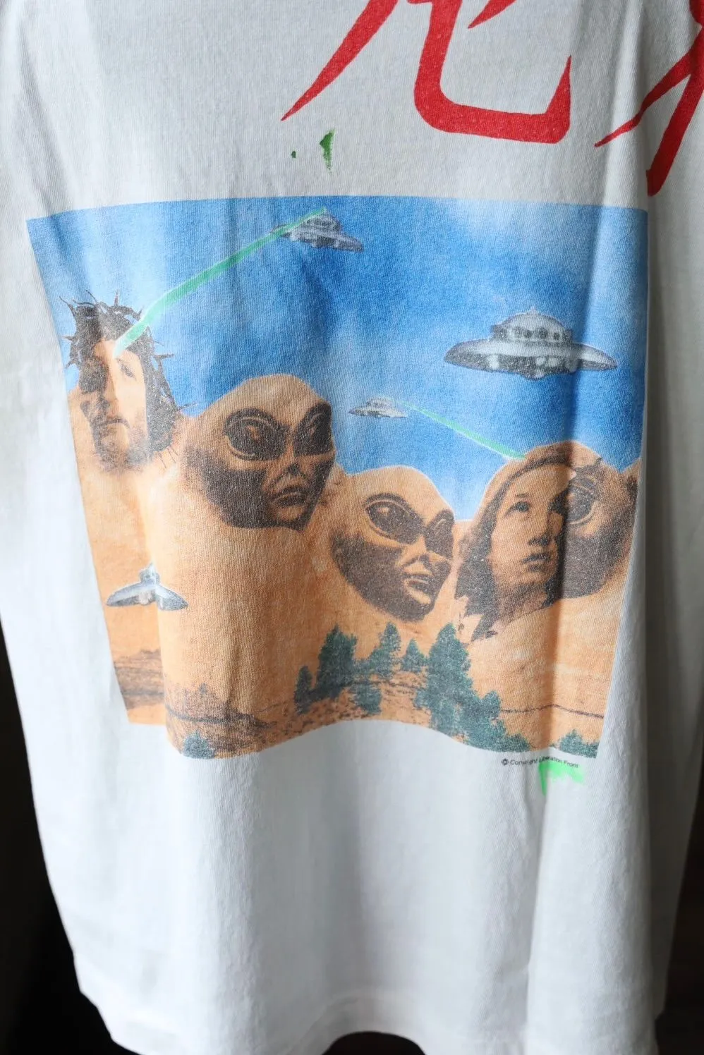 SAINT Mxxxxxx × Sean Wotherspoon SW_SS TEE/KIKI/WHT Alien Crisis/Alien President Mountain TEE Off-White S-XL Super Handsome Co-branded Alien Print Design Correct Version Customized SW Co-branded Accessories Cylindrical Seamless High Weight Fabric Enzyme Heavy Wash Water Distress Handmade Garment Graffiti Splashing Ink